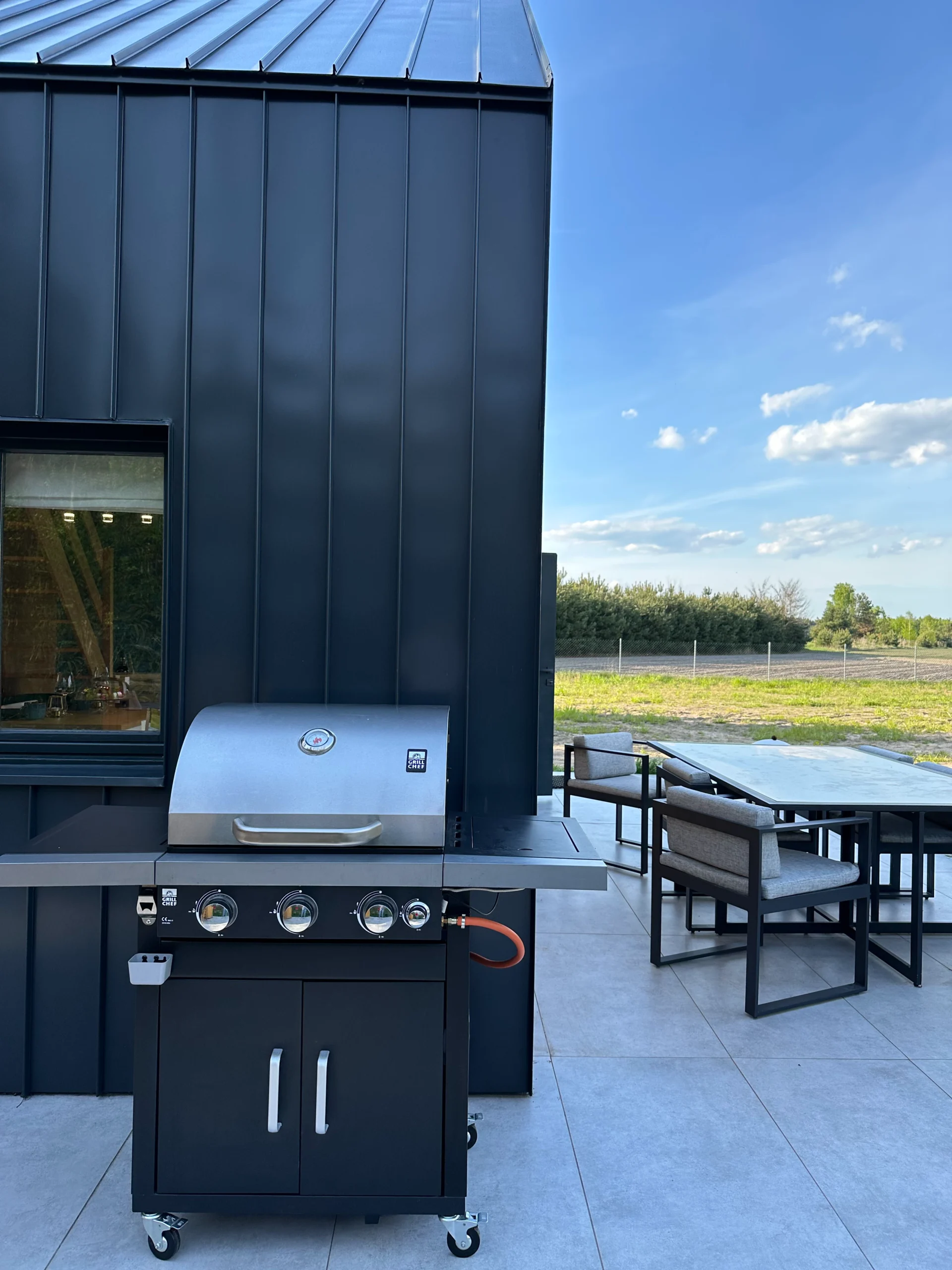 Grill gazowy i meble ogrodowe domku na wynajem